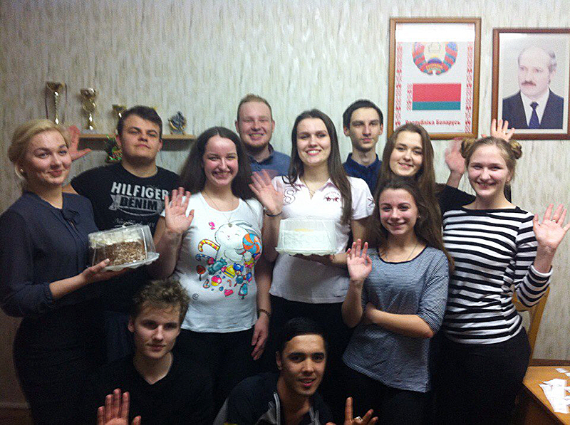 Студгородок: студенток общежития № 5 ГрГУ имени Янки Купалы поздравили с Международным женским днем
