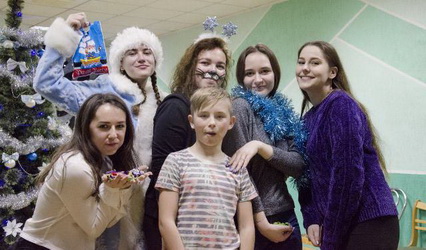 Фотофакт: студенты ГрГУ имени Янки Купалы поздравили детей с наступающим Новым годом