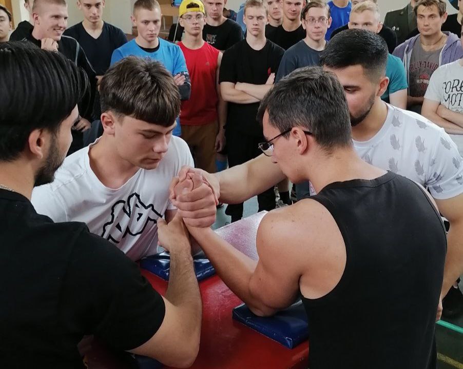 В Купаловском университете состоялись соревнования по армрестлингу