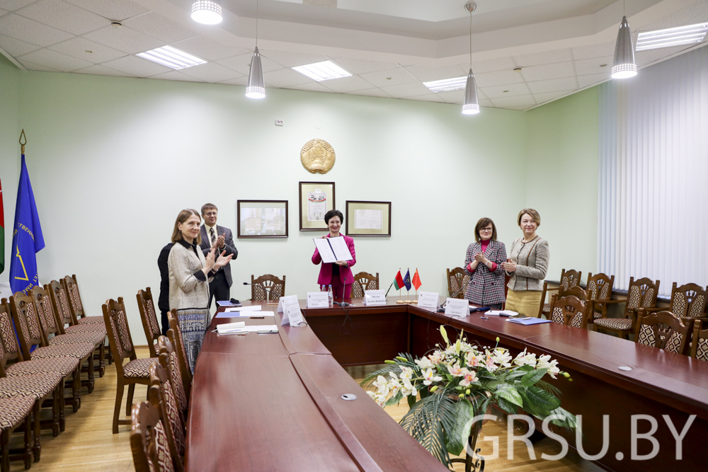 Купаловский университет подписал договор о международном сотрудничестве с Университетом Кайли (КНР)