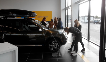 Преподаватель факультета инновационных технологий машиностроения провел со студентами занятия на базе официального дилера Renault в Гродно