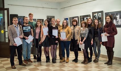 Выпускники студии фотографии и дизайна факультета искусств и дизайна представили свои работы в галерее «Universum»