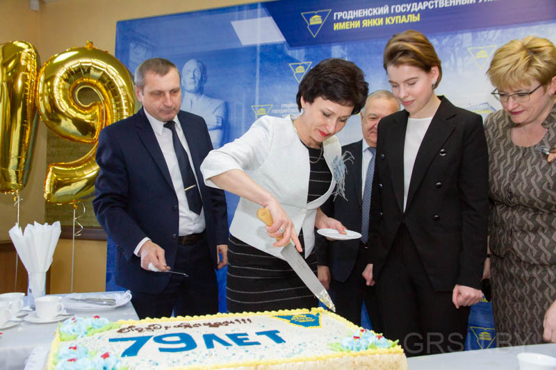 Праздничный торт в честь Дня рождения университета разделили между студентами и сотрудниками ГрГУ имени Янки Купалы