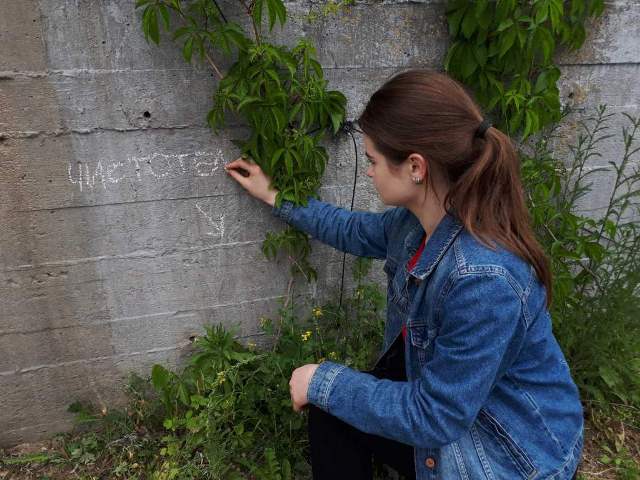 Студенты ГрГУ имени Янки Купалы подписывают имена растений мелом на улицах