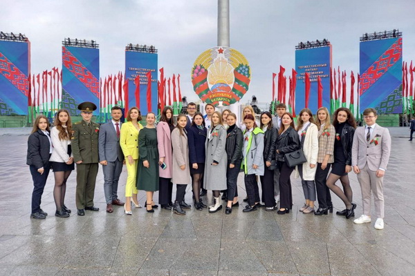 Купаловцы приняли участие в торжественной церемонии в честь Дня Государственного герба и Государственного флага в Минске