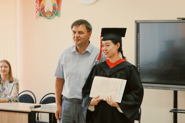 На факультете истории, коммуникации и туризма прошла церемония вручения дипломов магистрантам из Китая