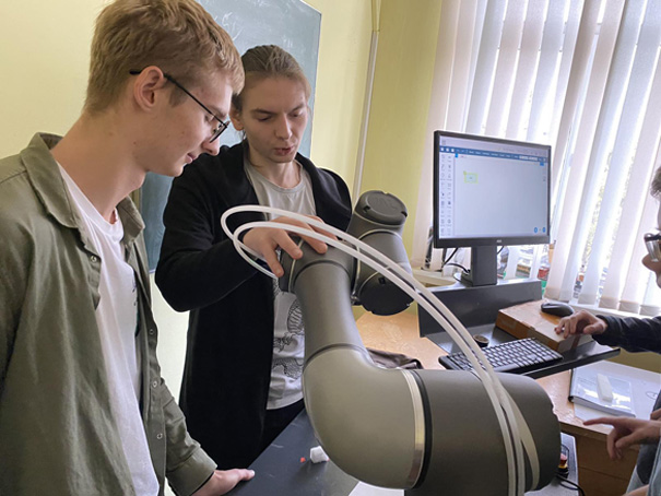 В Купаловском университете провели практические занятия по робототехнике для учащихся инженерного класса