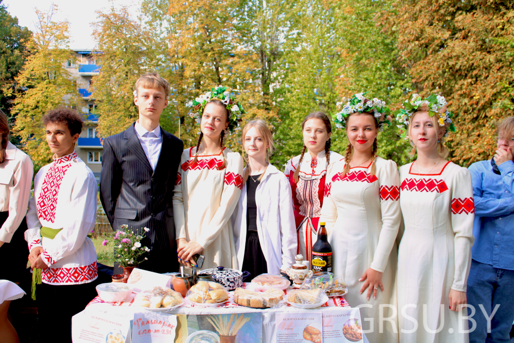 Драниками, клёцками, бабкой и холодником встречала «Беларусь хлебосольная» гостей