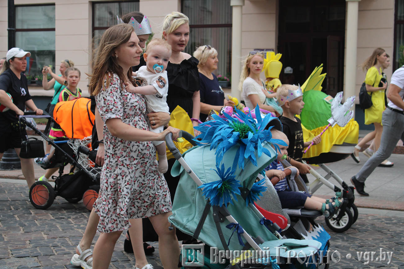 Красочно и с выдумкой: представитель ГрГУ имени Янки Купалы принял участие в параде детских колясок