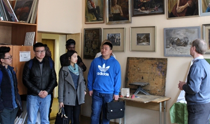 На факультете искусств и дизайна провели экскурсию для иностранных слушателей факультета довузовской подготовки