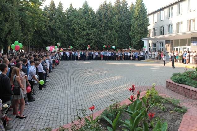 В Технологическом колледже ГрГУ имени Янки Купалы состоялась торжественная линейка, посвященная  началу учебного года